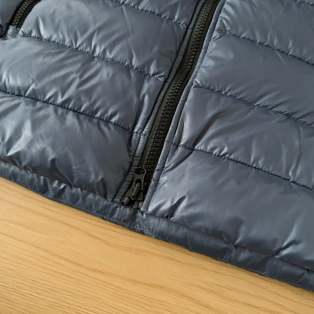 Style number: Y 76 top purchasing version 𝘾𝘼𝙉𝘼𝘿𝘼 𝙂𝙊𝙊𝙎𝙀/Canada Goose 2227 lightweight model. Super Lightweight, no weight on the upper body at all! Show more temperament‼ Canada Goose, a Canadian brand, has always been recognized as the warmest down jacket. Various Instagram celebrities, Internet celebrities, and celebrities often wear it for street photos. I make Canada Goose every year, but I still can’t get rid of my love for the goose. No matter how cold the winter is, there is no need to be afraid. Canada Goose is the legendary warmest down jacket and is known as a must-have for Arctic outdoor sports! The most popular down jacket in the world, celebrities are rushing to buy it, it is a must-have! Sizes: S-2XL Color: Silver Gray (Red Label) Silver Gray (Black Label), Black (Red Label), Black (Black Label), Dark Blue, Light Blue